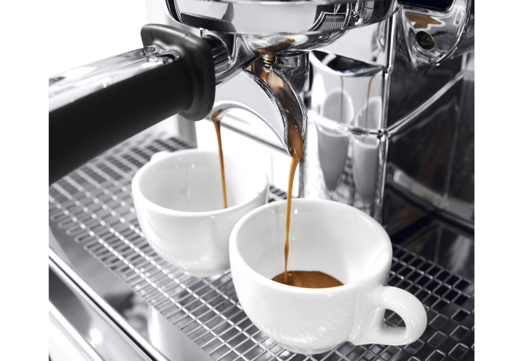 Máy 1WEGA PEGASO EVD 1 group hiếm hoi sở hữu công nghệ E61 & Pre-infusion Máy pha cà phê chuyên nghiệp khác với các loại máy gia dụng, máy tự động, máy semi là do có bình đun bằng đồng thau lớn từ 5 lít trở lên. Nước trong bình đun này luôn ở nhiệt độ sôi đạt chuẩn để ép hết tinh chất cà phê vì lượng nước mất đi (25-30ml) để pha 1 tách espresso không là vì so với thể tích bình đun. Tuy nhiên, vấn đề là khi nước được truyền đi từ bình đun đến group-head sẽ bị hao hụt nhiệt độ, nhất là khi máy phải hoạt động liên tục vào giờ cao điểm thì lại càng hao nhanh. Kết quả chất lượng cà phê phục vụ khách hàng sẽ không được đồng nhất vì nhiệt độ bình đun không ổn định. (VD: cafe espresso sẽ không được đậm hoặc có vị chua vì nước không đủ nhiệt độ).